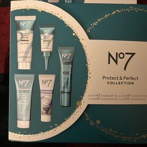 NO 7 GIFT SET BRAND NEW